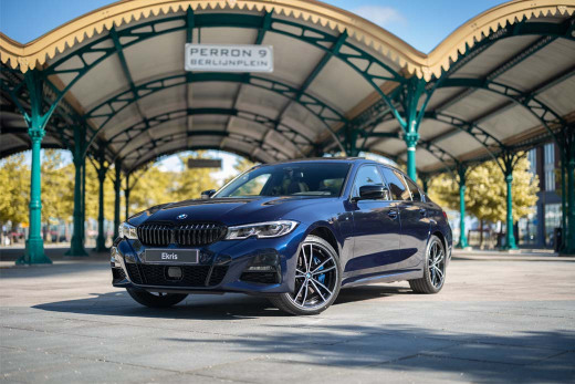 BMW-3-Serie-Sedan-hybrid-blauw-voorkant-zijkant-Berlijnplein-overkapping