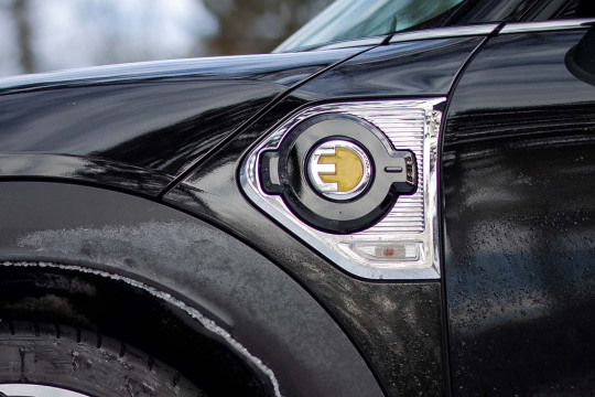 MINI-Countryman-PHEV-E-logo-side-scuttle