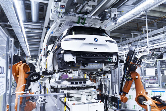 BMW-iX-wit-achterkant-fabriek