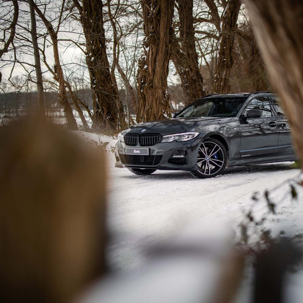 BMW-3-Serie-Touring-Grijs-voorkant-sneeuw-bomen-mobiel