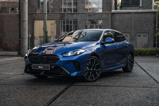 bmw-1-serie-blauw-voorkant-schuin-ekris