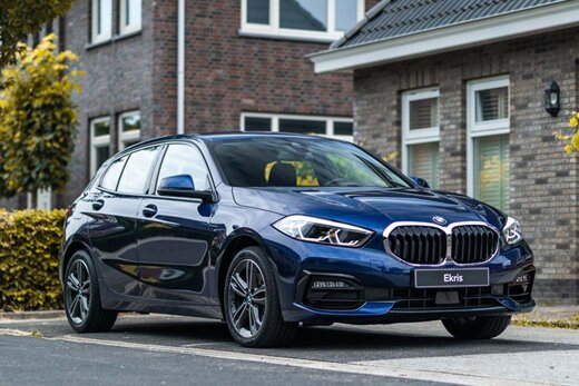 BMW-1-Serie-blauw-voorkant-zijkant-woonwijk-v2