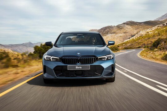 BMW-3-Serie-Sedan-Blauw-Voorkant-Rijdend-Bergweg-Ekris
