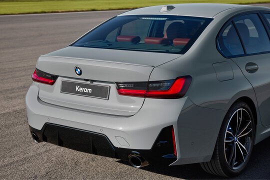 BMW-3-Serie-Sedan-Exterieur-Grijs-Achterkant-Achterlicht-Keram
