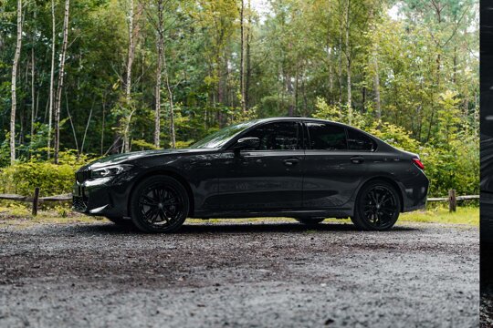 BMW-3-Serie-Sedan-Grijs-Zijkant-Bos-Ekris