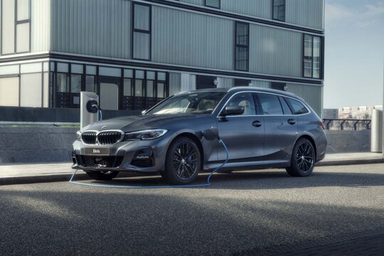 BMW-3-Serie-Touring-hybride-opladen-straat