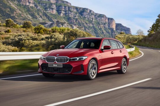 BMW-3-Serie-Touring-Rood-Voorkant-Zijkant-Rijdend-Ekris