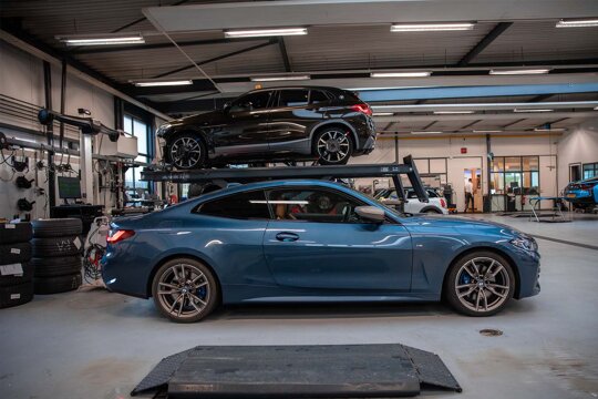 BMW-4-Serie-Coupé-blauw-zijkant-werkplaats-x2-brug