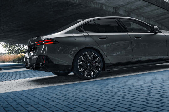 bmw-5-serie-grijs-achterkant-hellend-ekris
