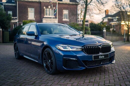 BMW-5-Serie-Touring-blauw-voorkant-straat-v2