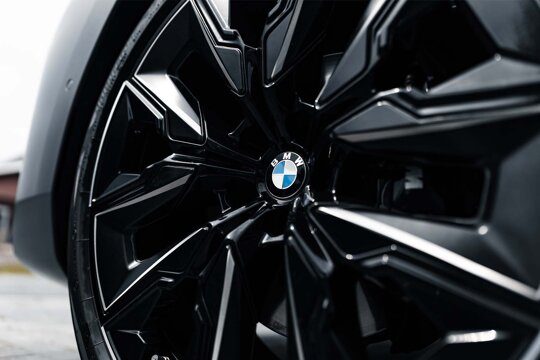 BMW-7-Serie-Grijs-Velg-Zwart-Close-Up-Ekris