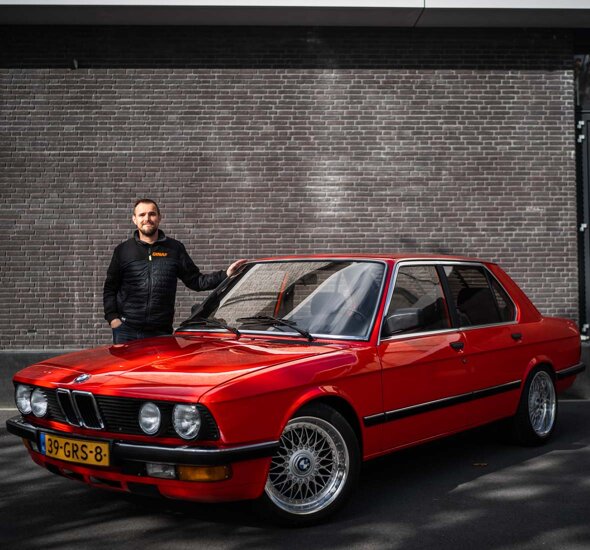 BMW-E28-Hennarot-voorkant-zijkant-eigenaar-mobiel-v2