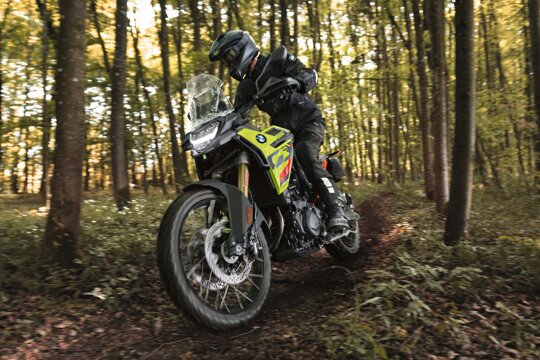 BMW_F900_GS_Voorkant_Bos_Ekris_My26