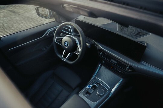 BMW_i4_Interieur_Ekris_Header_Desktop