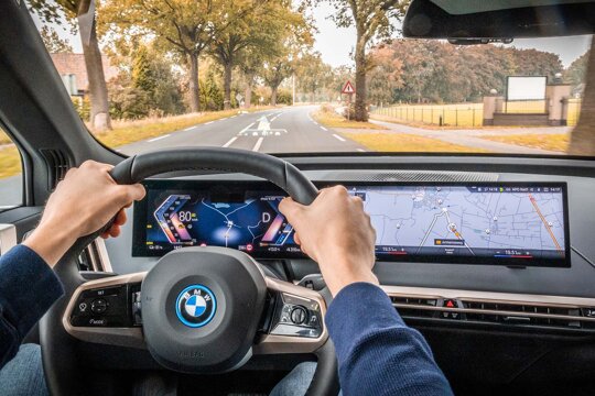 BMW-iX-interieur-handen-stuur