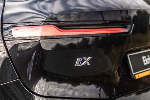 BMW-iX-zwart-achterkant-modelaanduiding