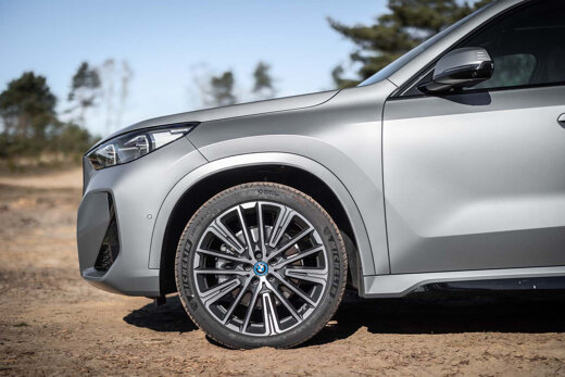 bmw-ix1-grijs-zijkant-velg