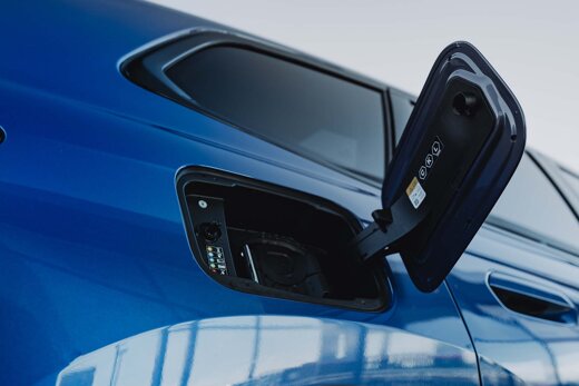 BMW-iX1-Laadklep-Open-Blauw-Ekris-Header-Desktop