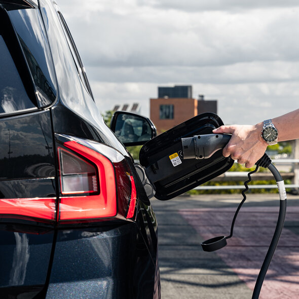 BMW iX1 opladen_mobiel