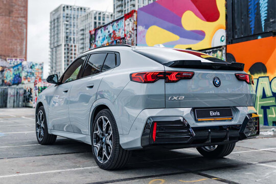 bmw-ix2-grijs-zijkant-achterkant-graffiti-ekris
