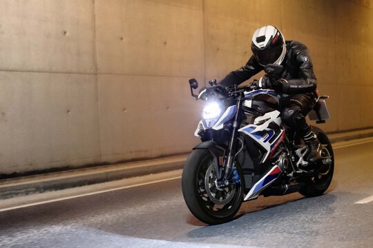 BMW-M-1000-R-Wit-zijkant-rijdend-tunnel