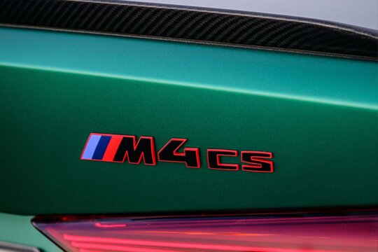 BMW-M4-CS-Groen-Achterkant-Typeaanduiding