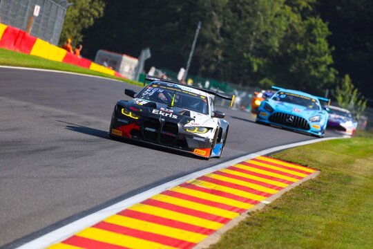 BMW-M4-GT3-FK-Performance-Maxime-Oosten-Spa-Francorchamps-Voorkant-Concurrentie-achtervolgt