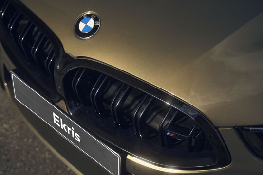 BMW-M8-Cabrio-Groen-voorkant-nierengrille-zwart-bmw-logo