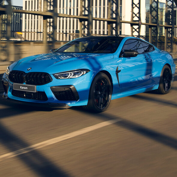 BMW_M8_Coupe_Blauw_Exterieur_Voorkant_Rijdend_Header_Mobiel