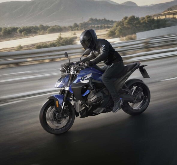 BMW_R_1300_R_Blauw_rijdend_zijkant_Ekris_Header_Mobile
