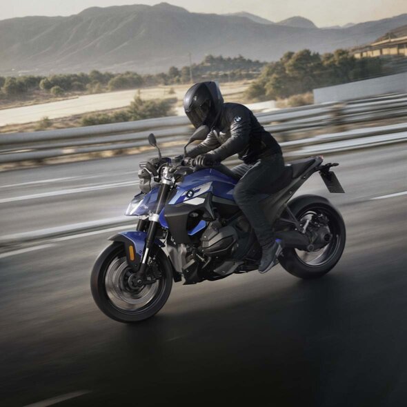 BMW_R_1300_R_Blauw_rijdend_zijkant_Ekris_Header_Mobile