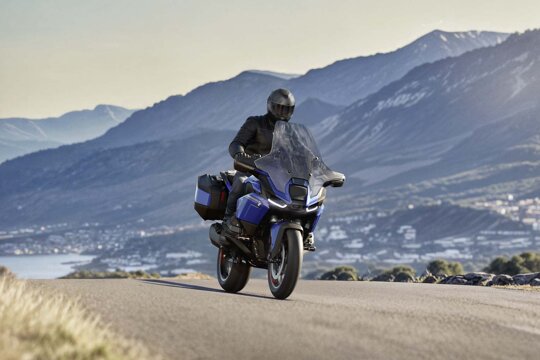 BMW_R_1300_RT_Blauw_Voorkant_LED_Koplampen_Rijdend_Berg_Ekris