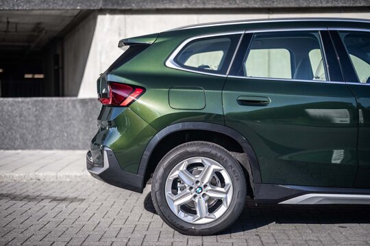 BMW_X1_Achterkant_Zijkant_Groen_Ekris