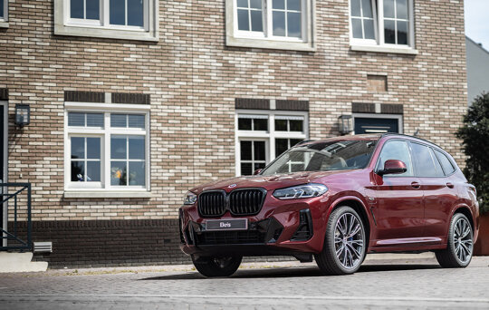 BMW_X3_30e_Rood_Exterieur_Voorkant_Zijkant_Mobiel_Keram