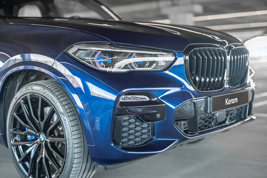 BMW_X5_45e_Hybride_Blauw_Exterieur_Voorkant_Koplampen_Laserlight_Keram_1520x1014