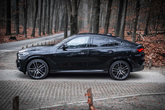 BMW-X6-Zwart-zijkant-posbank
