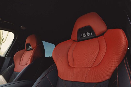 BMW-XM-Label-Red-Interieur-Voorstoelen