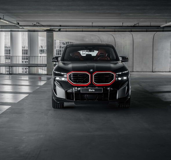 BMW-XM-Label-Red-Zwart-voorkant-parkeergarage-Ekris-Header-Mobile