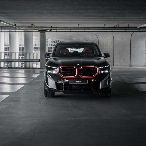 BMW-XM-Label-Red-Zwart-voorkant-parkeergarage-Ekris-Header-Mobile