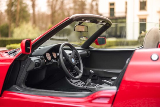BMW-Z1-Rood-zijkant-interieur-inkijk-deur-omlaag