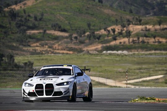 Maxime-Oosten-BMW-M4-GT4-Portimao-Testdagen-voorkant-bocht