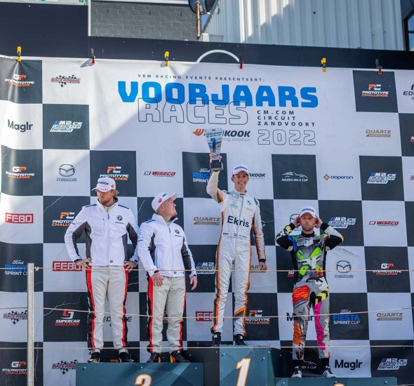 Maxime-Oosten-P1-Voorjaarsraces-Zandvoort-podium-mobiel