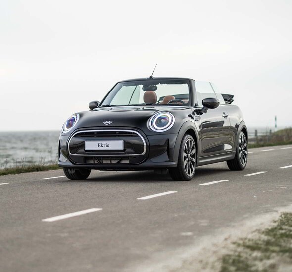 MINI-Cabrio-Zwart-Voorkant-Water-Meer-Header-Mobiel