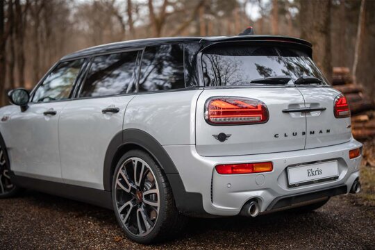 MINI-Clubman-Grijs-achterkant-achterdeuren-bos