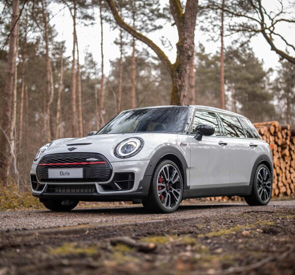 MINI-Clubman-Grijs-voorkant-zijkant-bos-mobiel