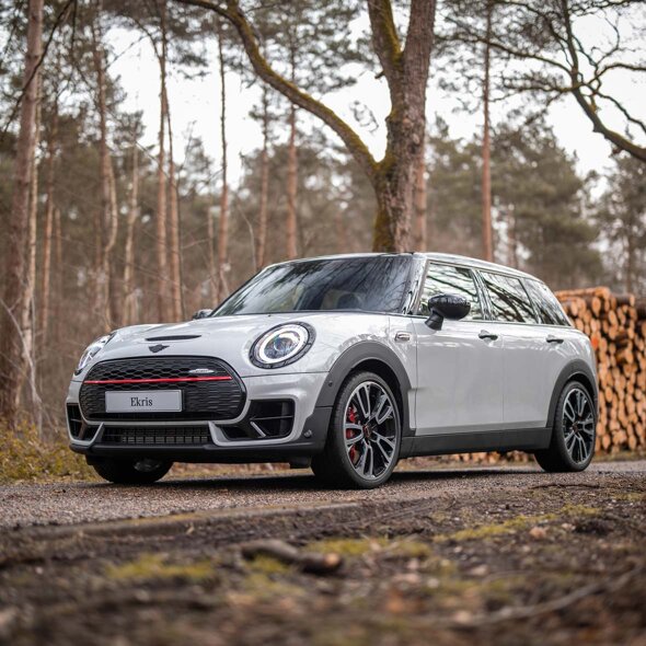 MINI-Clubman-Grijs-voorkant-zijkant-bos-mobiel