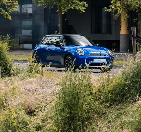 MINI-Cooper-Electric-Blauw-voorkant-zijkant-struiken-Ekris-Header-mobile