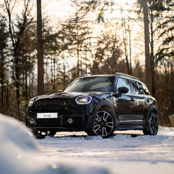 mini-countryman-hybride-blauw-voorkant-zijkant-sneeuw-mobiel-keram