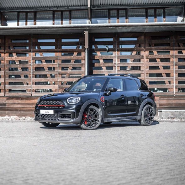 MINI-Countryman-Zwart-Zijkant-Schuur-Hout-Header-Mobiel