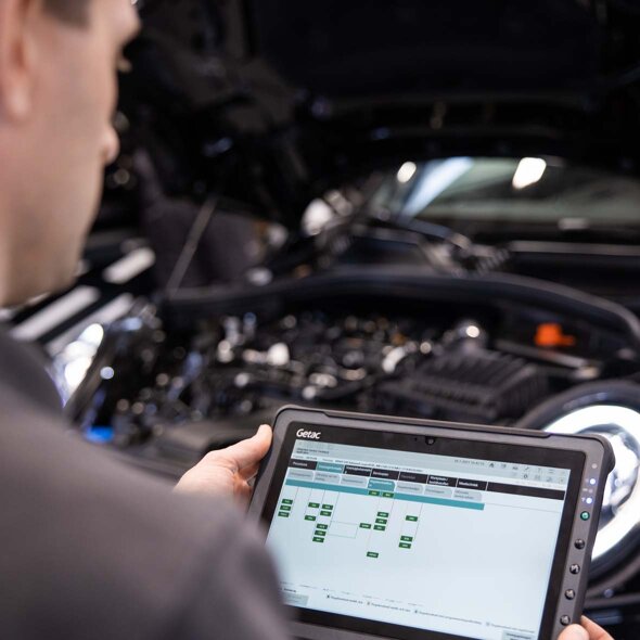 mini-monteur-tablet-mini-clubman-motorkap-open-mobiel-keram